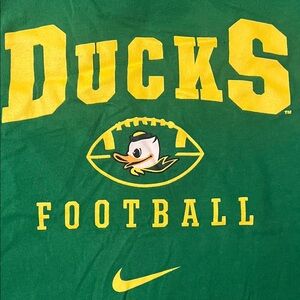Univ of Oregon Nike Women’s Medium T-Shirt with Yellow Ducks Football Graphic